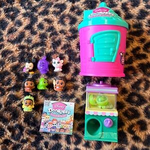 Disney Doorables Playset with Pink and Green Colors